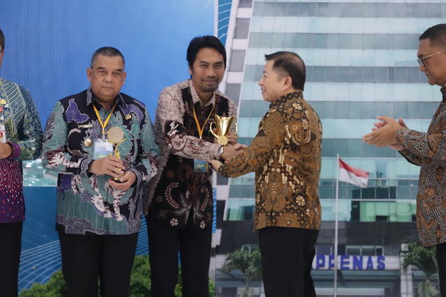 Pelopori Proyek KPBU di Daerah, Bupati Kaji Mbing Terima Pengargaan Pembangunan Daerah 2023
