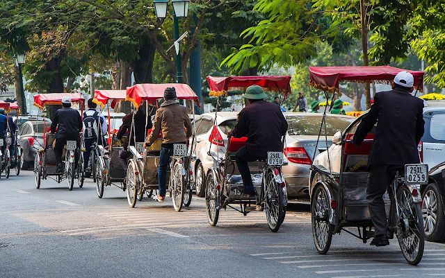 Mengayuh Becak Politik Penuh Gimik!