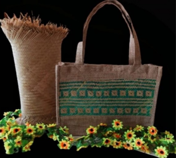 Warga Madiun Kreasikan Bambu menjadi Totebag Kekinian