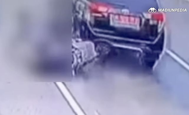 Video Detik-Detik Mobil Pemkab Madiun Tabrak Pengendara Motor di Klaten