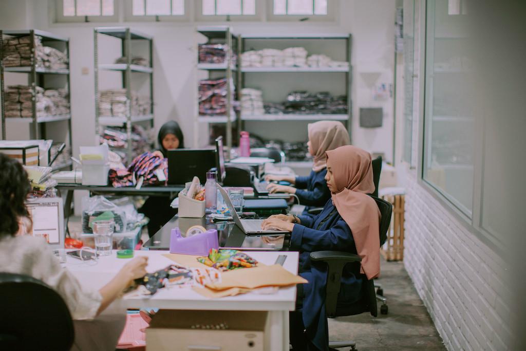 A group of women working at computers

Description automatically generated