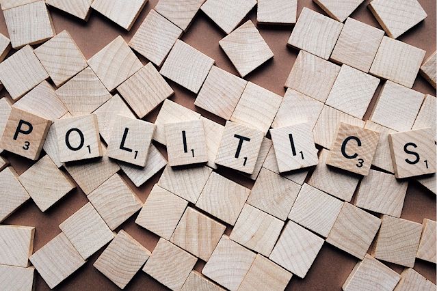Mengapa Aktor Politik Tunduk Pada Keinginan Material Masyarakat?