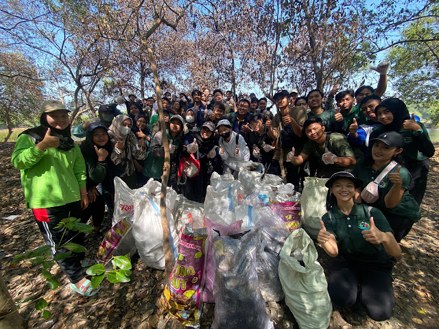 Rayakan Kemerdekaan Penerima Beasiswa Pertamina Sobat Bumi ITS Selenggarakan Aksi Tanam Mangrove dan Bersih Sampah