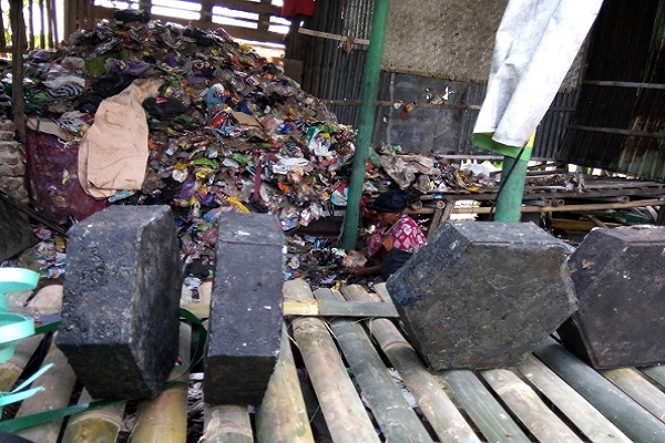 Sampah Plastik Diolah menjadi Paving oleh Warga Gemarang Madiun