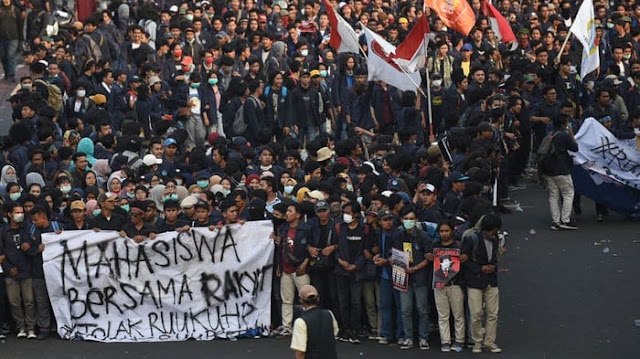 Kubangan Romantisme, Mahasiswa Ada Untuk Kenapa?