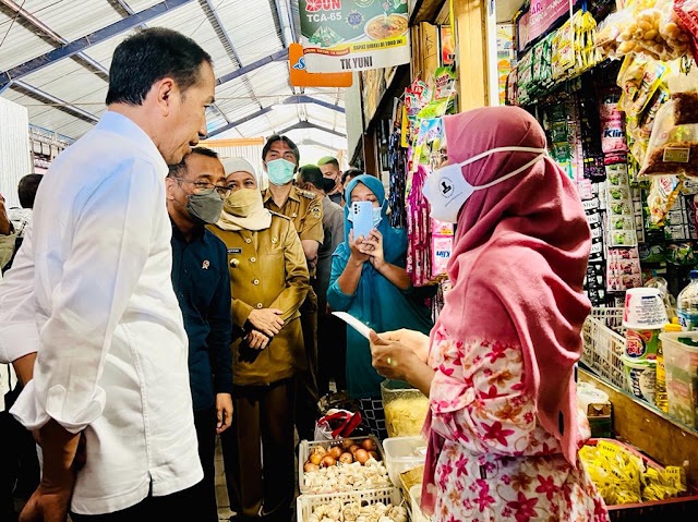 Presiden Jokowi Sapa Pedagang Pasar Sukolilo Jiwan Kabupaten Madiun